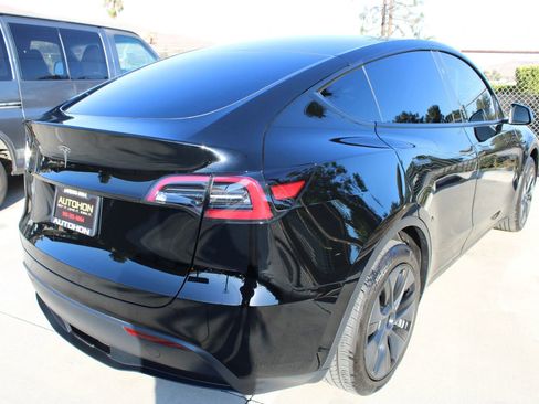 Used 2024 Tesla Model Y 2WD image 7