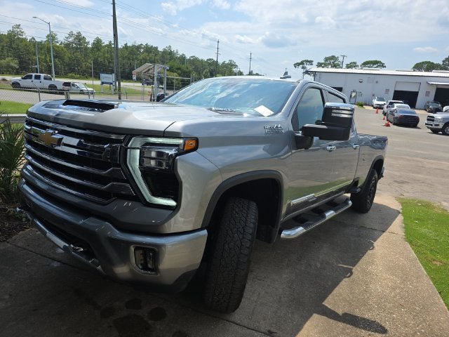 Used 2025 Chevrolet Silverado 2500 High Country w/ High Country Premium Package AWD/4WD image 3