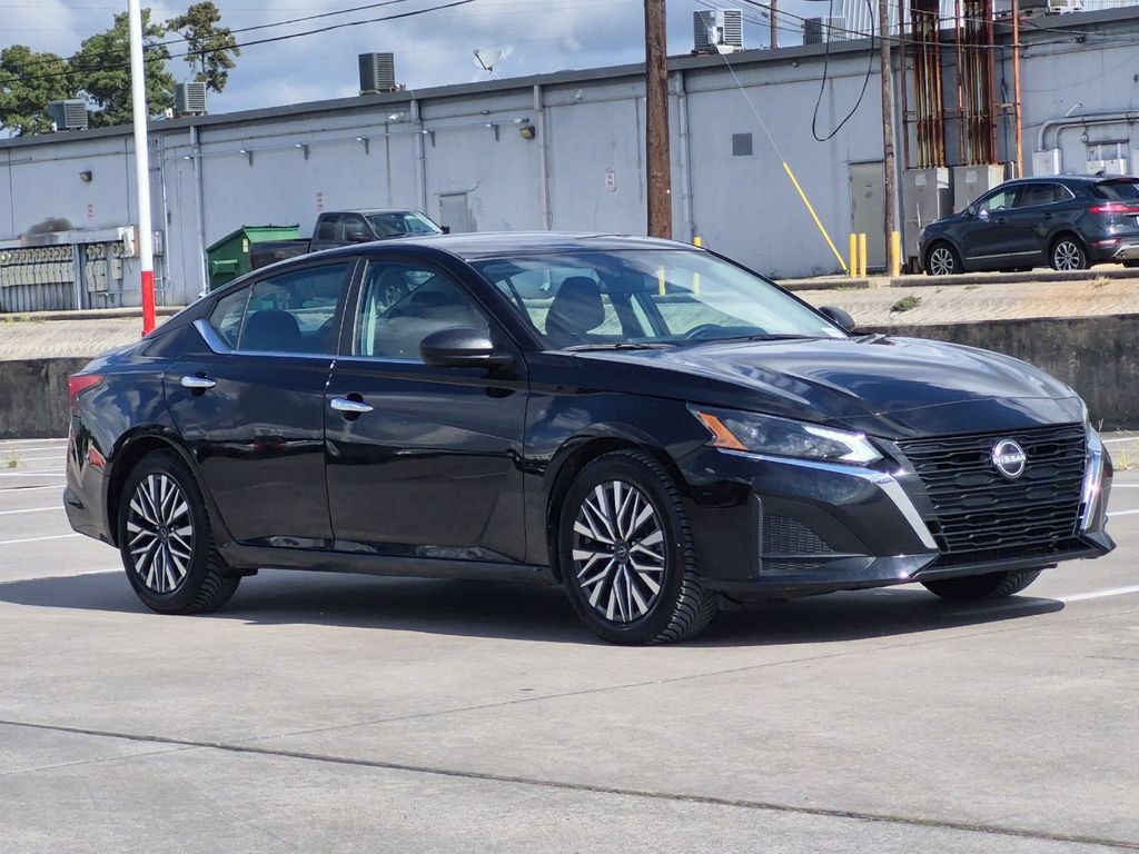 Used 2025 Nissan Altima 2.5 SV FWD image 8
