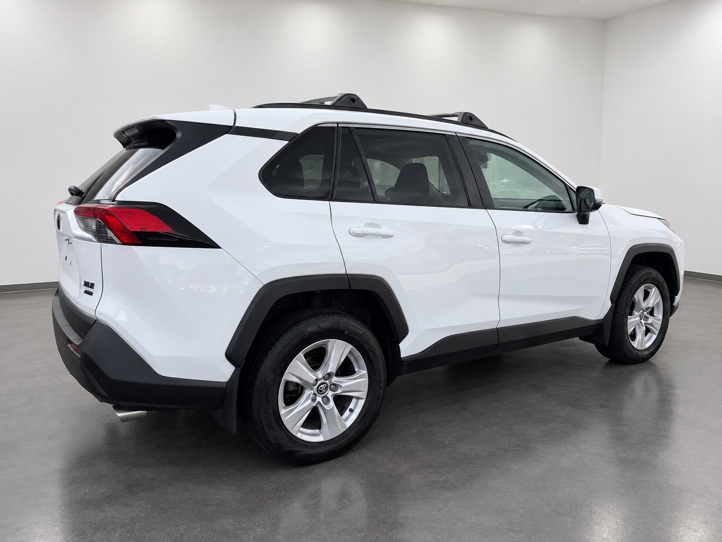 Used 2020 Toyota RAV4 XLE w/ Convenience Package AWD/4WD image 3
