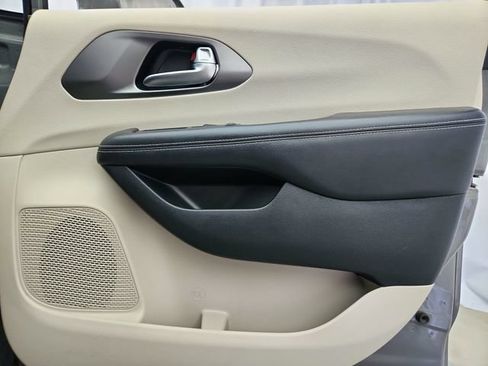 Used 2022 Chrysler Pacifica Touring-L FWD image 30