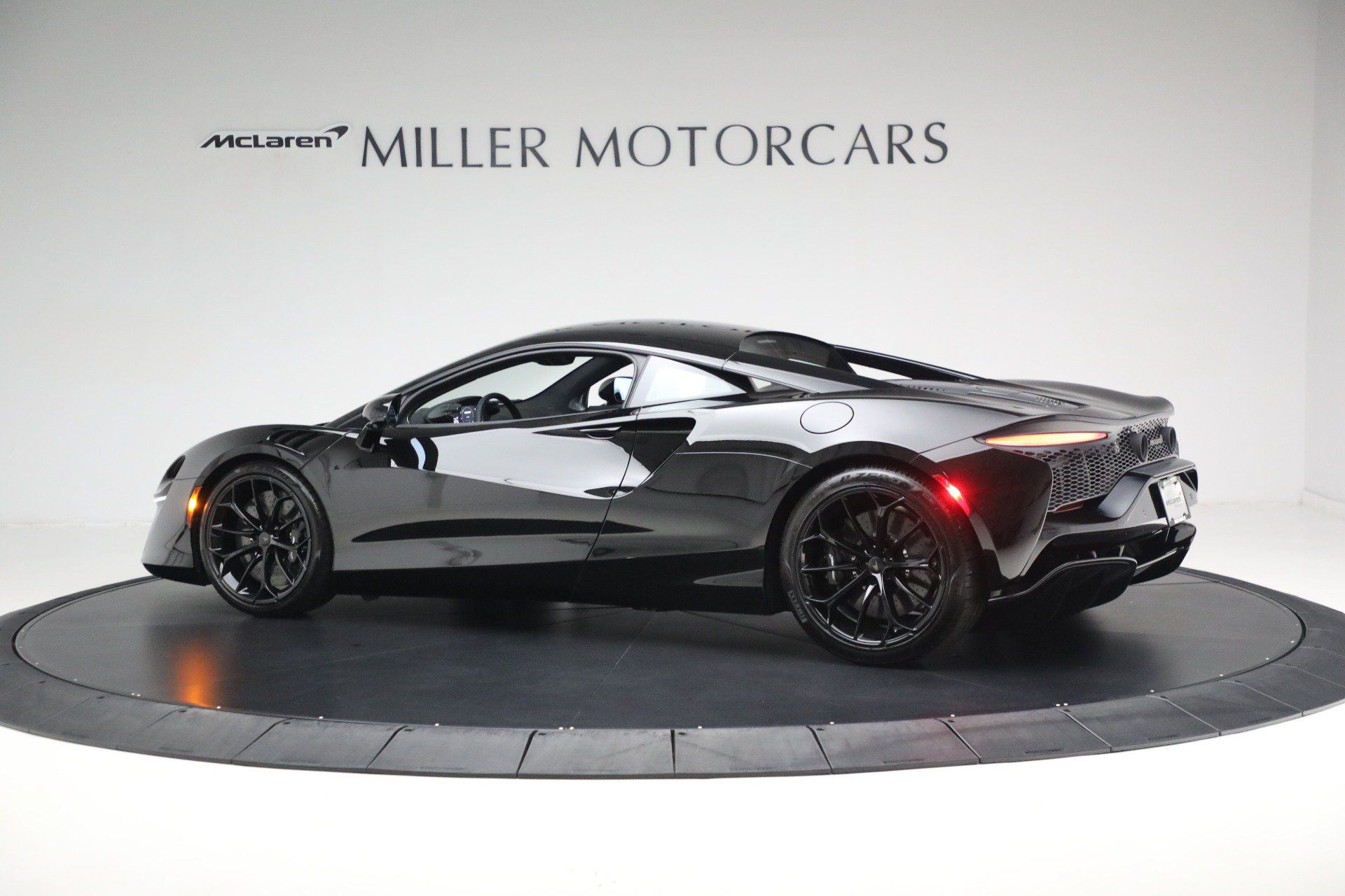 Used 2025 McLaren Artura RWD image 4