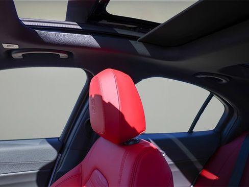 New 2025 Alfa Romeo Giulia Base image 17