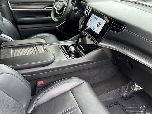 Certified 2024 Jeep Wagoneer Series II w/ Flexible Seating Group RWD image 19