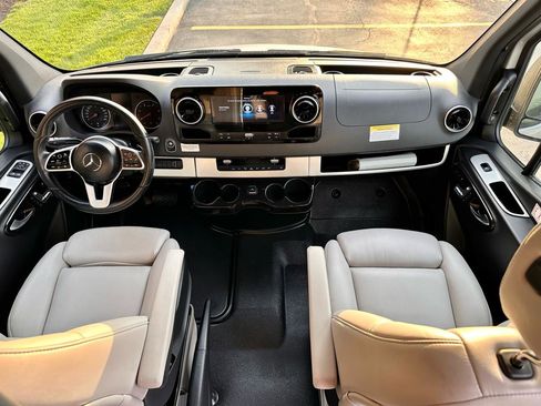 Used 2019 Mercedes-Benz Sprinter 2500 image 25