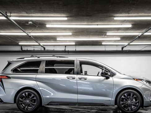 Used 2021 Toyota Sienna XSE image 6