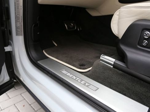 Used 2021 Bentley Bentayga image 63