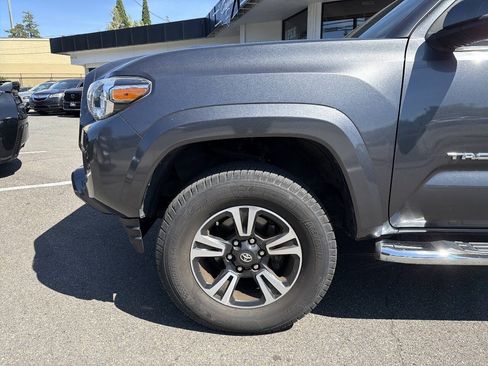 Used 2017 Toyota Tacoma TRD Sport w/ Tow Package AWD/4WD image 12