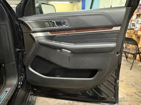 Used 2018 Ford Explorer Platinum AWD/4WD image 31