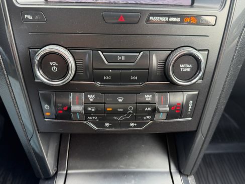 Used 2018 Ford Explorer XLT w/ Equipment Group 202A image 16