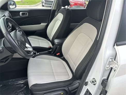 Used 2024 Hyundai Venue SEL image 13