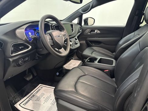 Used 2025 Chrysler Pacifica Select FWD image 15