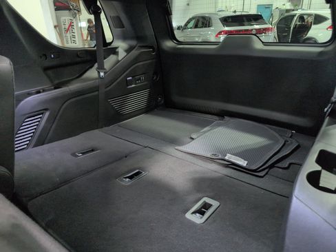 Used 2024 Chevrolet Tahoe Z71 w/ Luxury Package AWD/4WD image 9