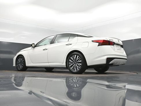 Used 2025 Nissan Altima 2.5 SV FWD image 39