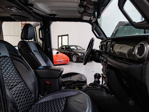 Used 2019 Jeep Wrangler Unlimited Sahara AWD/4WD image 31