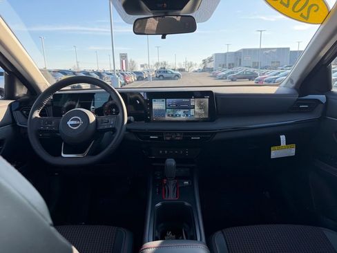 Used 2025 Nissan Kicks SR image 26