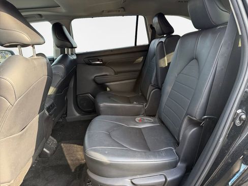 Used 2023 Toyota Highlander XLE image 23