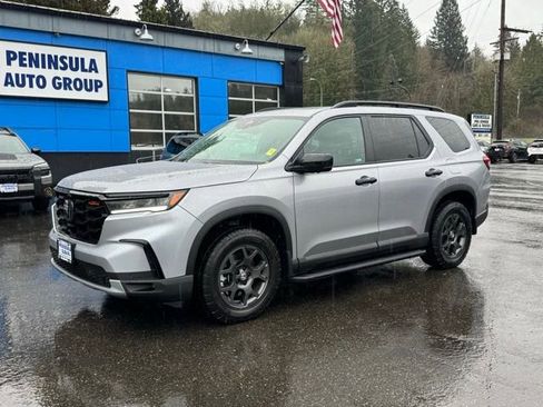 Used 2025 Honda Pilot TrailSport image 4