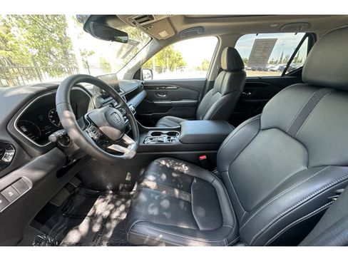 Used 2024 Honda Pilot Touring image 10