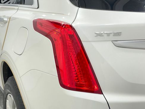 Used 2017 Cadillac XT5 Luxury image 36