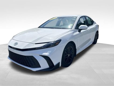 Used 2025 Toyota Camry SE w/ Convenience Package FWD image 1