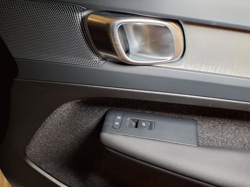 Used 2025 Volvo XC40 B5 Plus image 23