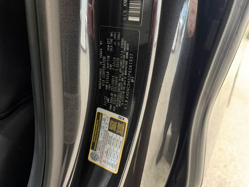 Used 2023 Kia Carnival EX FWD image 53