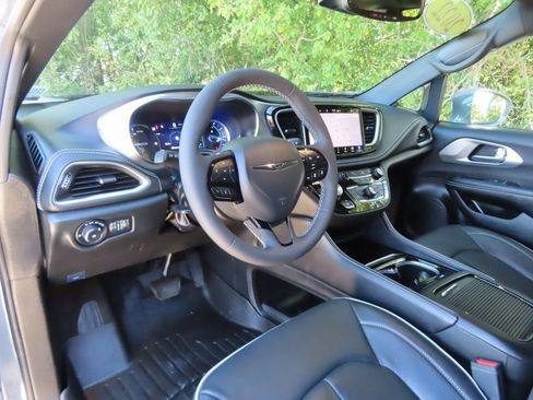 Used 2022 Chrysler Pacifica Limited w/ S Appearance Package image 31