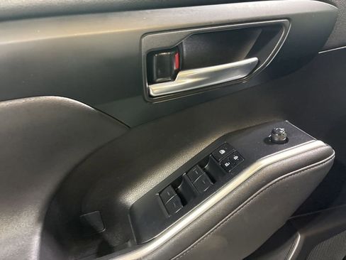 Used 2023 Toyota Highlander XLE AWD/4WD image 12