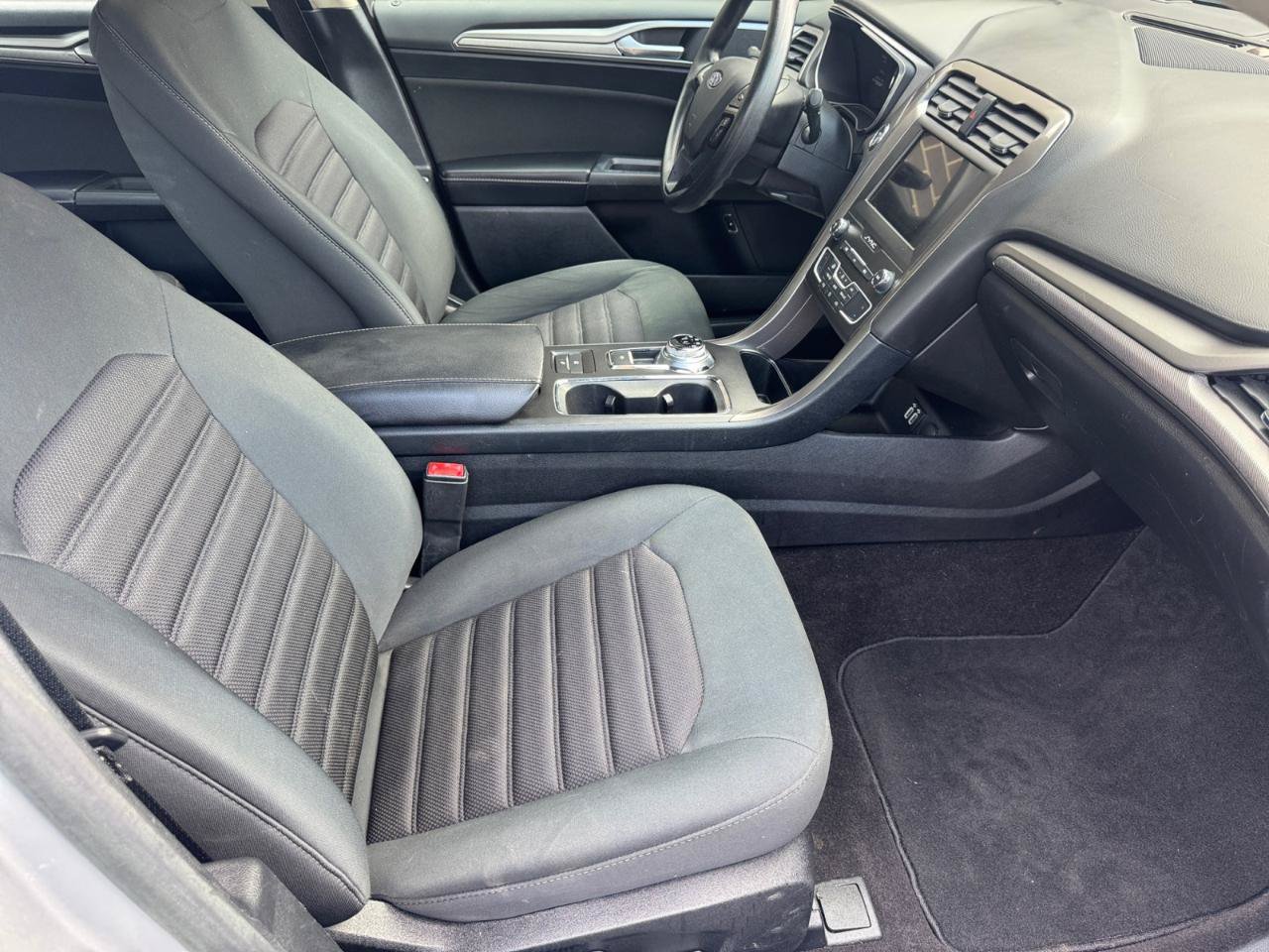 Used 2019 Ford Fusion SE FWD image 13