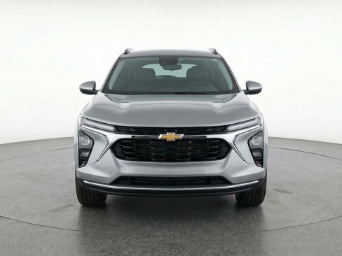 Used 2025 Chevrolet Trax LT w/ LT Convenience Package FWD image 2