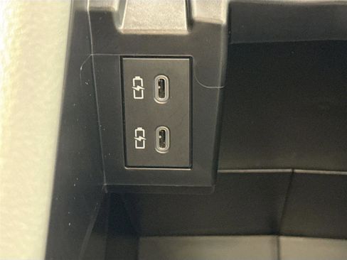 Used 2025 Toyota Sienna LE image 34