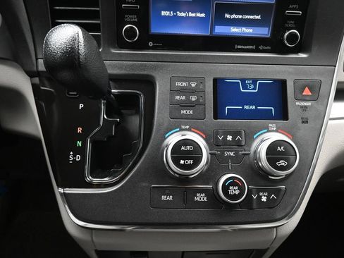 Used 2018 Toyota Sienna LE w/ Carpet Mat Package FWD image 19