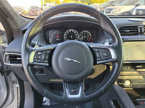 Used 2018 Jaguar F-PACE S image 21