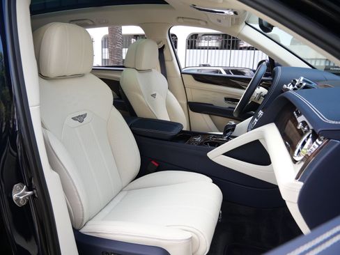 Used 2023 Bentley Bentayga Extended Wheelbase AWD/4WD image 25