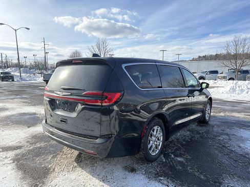 Used 2023 Chrysler Pacifica Touring-L image 6