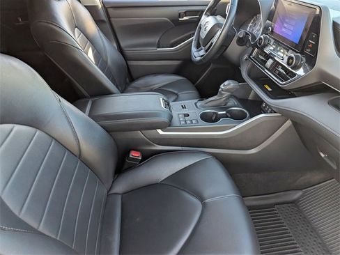 Used 2023 Toyota Highlander XLE image 11