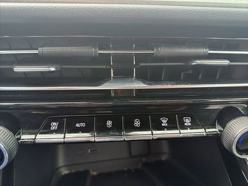 Used 2025 Chevrolet Traverse LT image 20