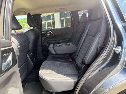Used 2025 Mitsubishi Outlander SE FWD image 19