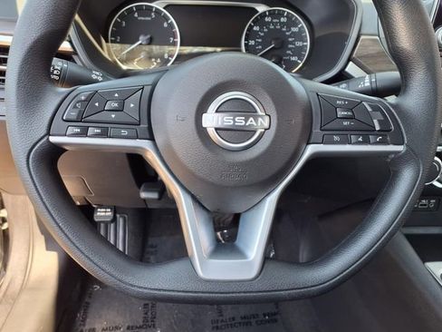 Used 2025 Nissan Altima 2.5 SV image 16