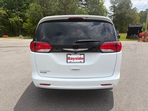 Used 2022 Chrysler Voyager LX FWD image 19