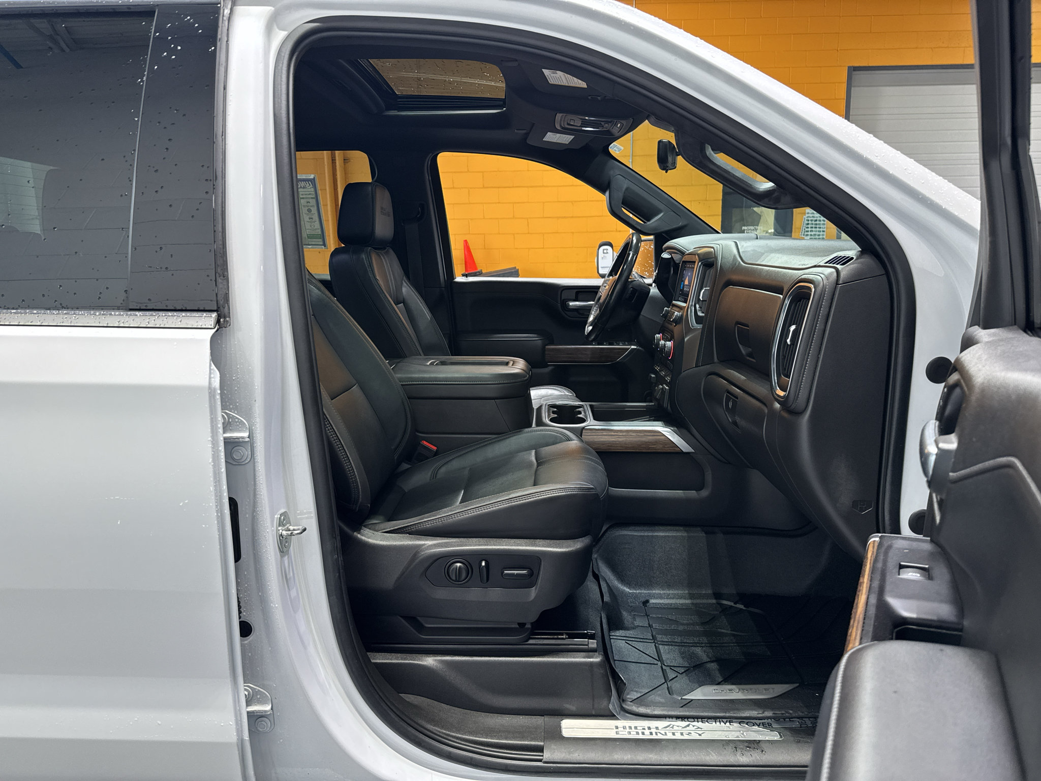 Used 2020 Chevrolet Silverado 1500 High Country w/ Technology Package AWD/4WD image 21