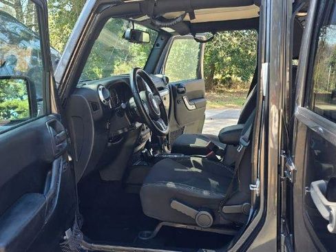 Used 2018 Jeep Wrangler Unlimited Sahara w/ Connectivity Group AWD/4WD image 35