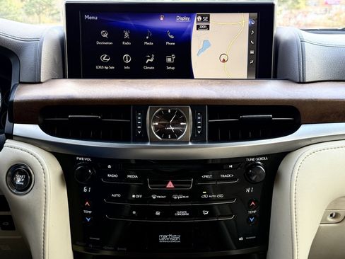 Used 2020 Lexus LX 570 4WD w/ Luxury Package image 29