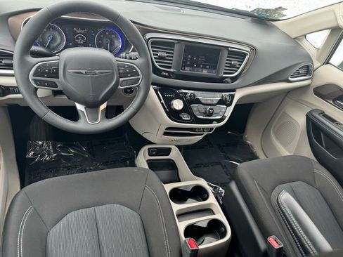 Used 2023 Chrysler Voyager LX image 9
