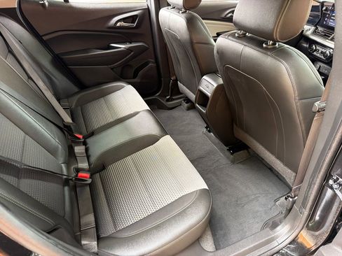 Used 2025 Chevrolet Trax LT w/ LT Convenience Package FWD image 32