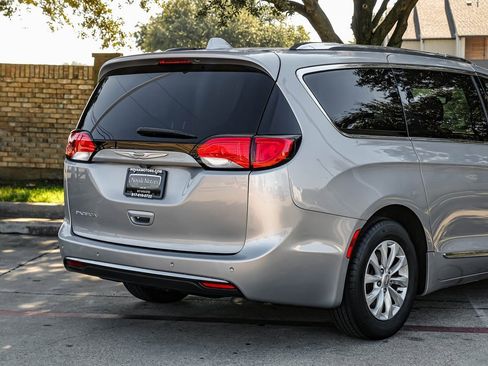 Used 2019 Chrysler Pacifica Touring-L image 14