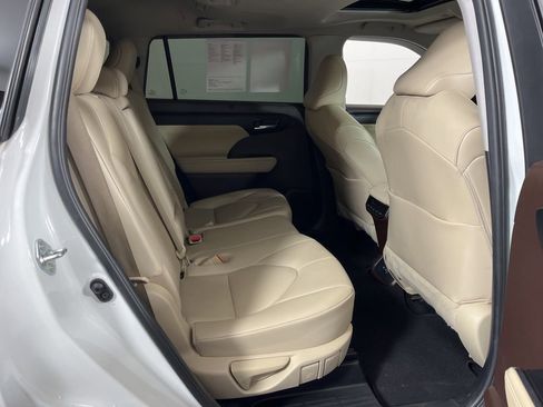 Used 2021 Toyota Highlander XLE image 13