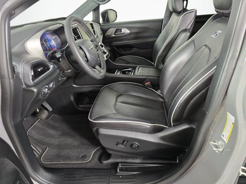 Used 2023 Chrysler Pacifica Limited w/ Uconnect Theater Family Group FWD image 17