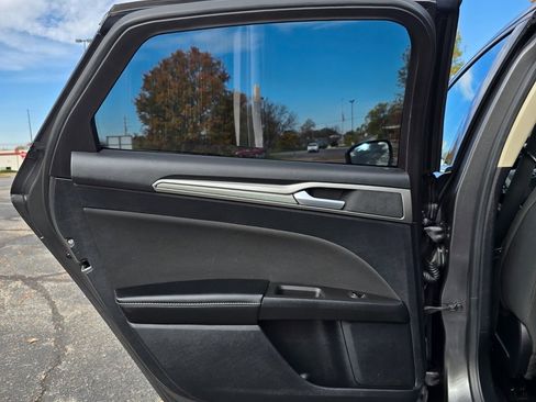 Used 2020 Ford Fusion SE image 21